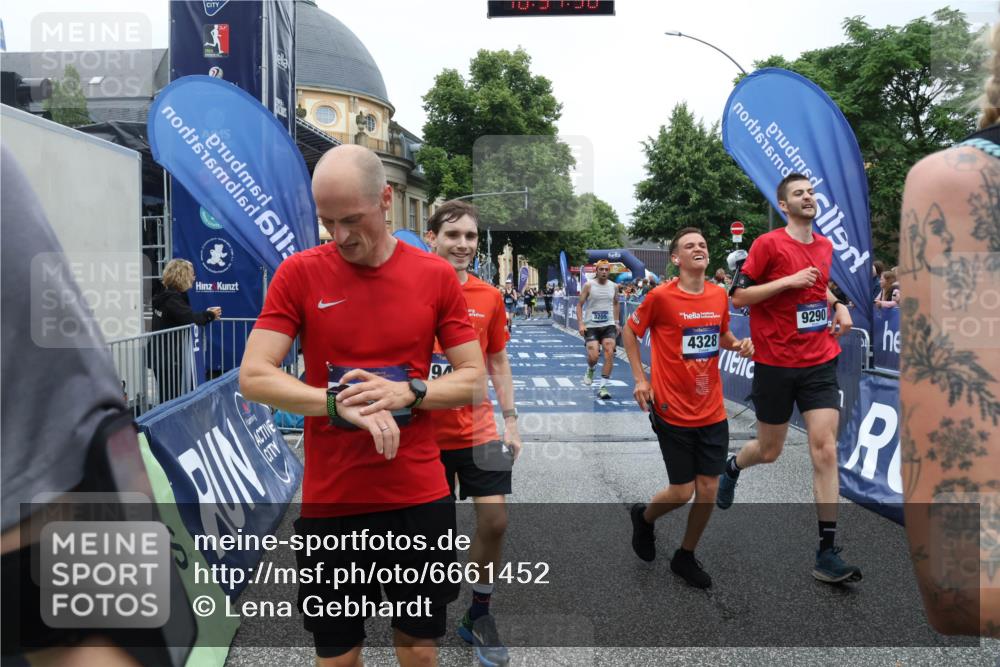 30.06.2024 - hella hamburg halbmarathon Lena Gebhardt http://msf.ph/oto/6661452 30.06.2024 10:37:49 Ziel 3205, 4328, 6190, 8976, 9284, 9290, 9386, 9461, 9541, 10119, 10207, 10557, 10569, 11555, 11726, 11773, 12120 meine-sportfotos.de
