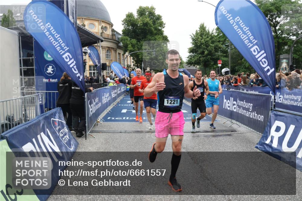 30.06.2024 - hella hamburg halbmarathon Lena Gebhardt http://msf.ph/oto/6661557 30.06.2024 11:08:20 Ziel 506, 517, 1125, 1221, 1696, 3621, 3726, 4065, 4152, 5853, 5981, 6336, 8696, 8967, 9103, 9251, 10442, 10824, 11164, 11202, 11673, 12228 meine-sportfotos.de