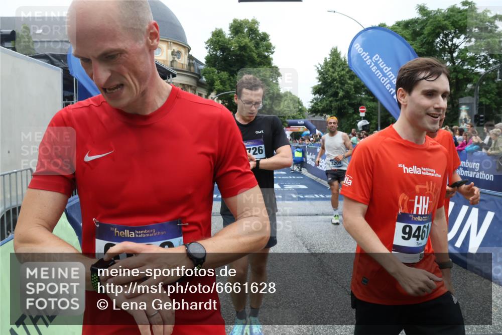 30.06.2024 - hella hamburg halbmarathon Lena Gebhardt http://msf.ph/oto/6661628 30.06.2024 10:37:50 Ziel 3205, 4328, 6190, 6785, 8976, 9284, 9290, 9461, 9541, 10119, 10207, 10569, 11379, 11555, 11726, 11773, 12120 meine-sportfotos.de