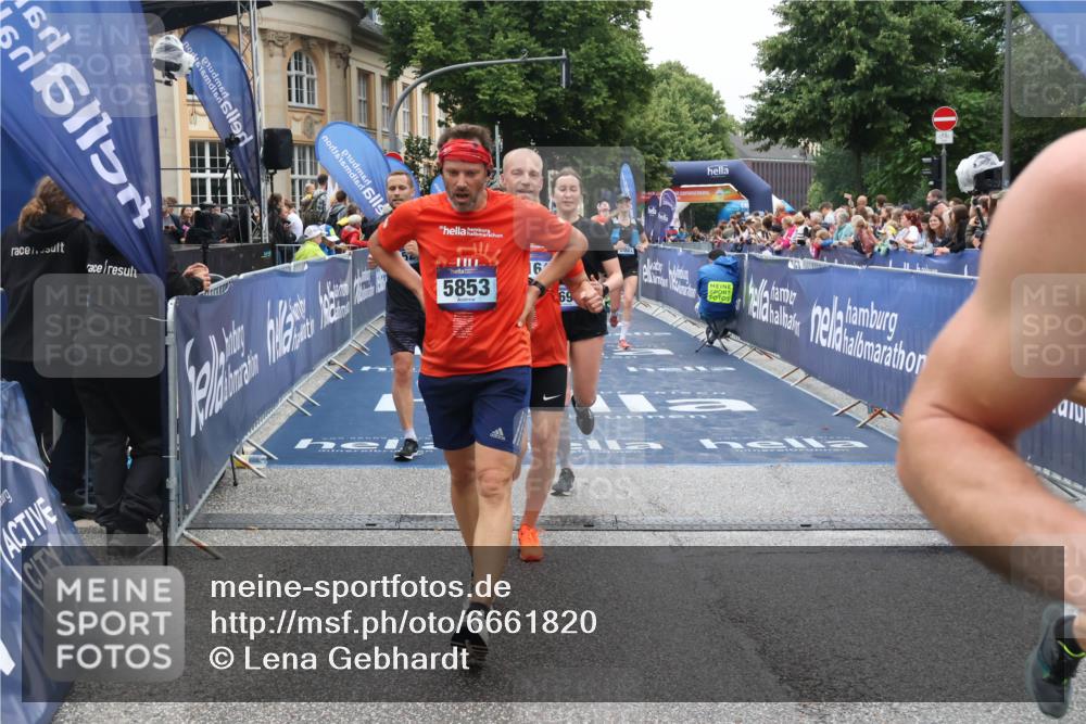 30.06.2024 - hella hamburg halbmarathon Lena Gebhardt http://msf.ph/oto/6661820 30.06.2024 11:08:21 Ziel 1125, 1221, 1696, 3130, 3621, 3726, 4152, 5853, 5981, 6336, 8696, 8967, 9103, 9251, 10442, 10824, 11164, 11202, 11673, 11934, 12228 meine-sportfotos.de