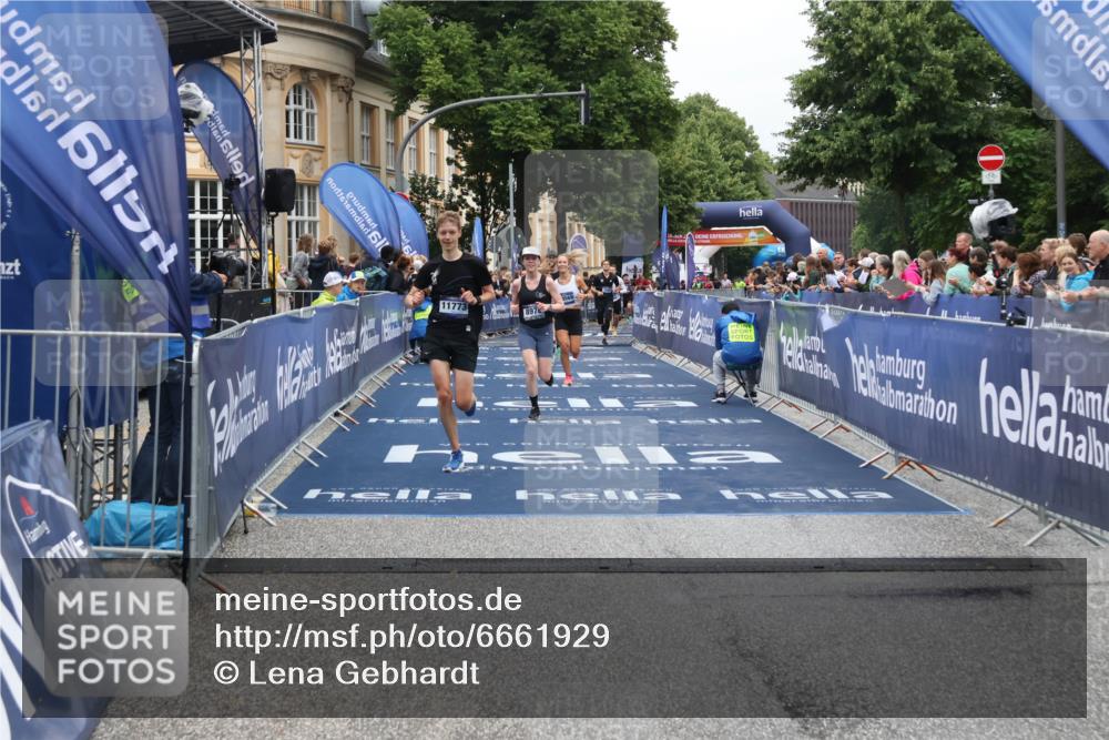 30.06.2024 - hella hamburg halbmarathon Lena Gebhardt http://msf.ph/oto/6661929 30.06.2024 10:37:52 Ziel 3205, 4328, 6785, 7698, 8976, 9290, 9461, 9541, 10569, 11379, 11726, 11773 meine-sportfotos.de