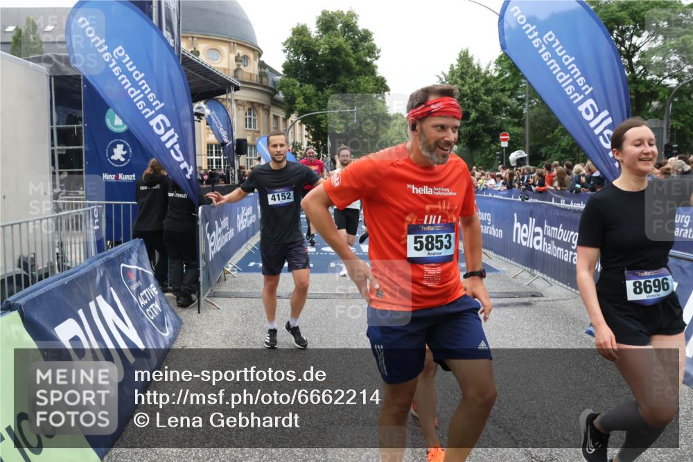 30.06.2024 - hella hamburg halbmarathon Lena Gebhardt http://msf.ph/oto/6662214 30.06.2024 11:08:23 Ziel 1125, 1221, 1696, 3130, 3401, 3726, 4152, 5853, 5981, 6336, 8696, 8967, 9103, 9251, 10442, 10824, 11164, 11202, 11673, 11934, 12228 meine-sportfotos.de