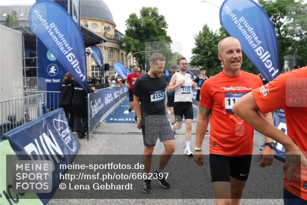 30.06.2024 - hella hamburg halbmarathon Lena Gebhardt http://msf.ph/oto/6662397 30.06.2024 11:08:24 Ziel 1125, 1221, 1696, 3130, 3401, 3726, 4152, 5853, 5981, 6336, 8696, 8967, 9103, 9251, 10442, 10824, 11164, 11673, 11934, 12228 meine-sportfotos.de