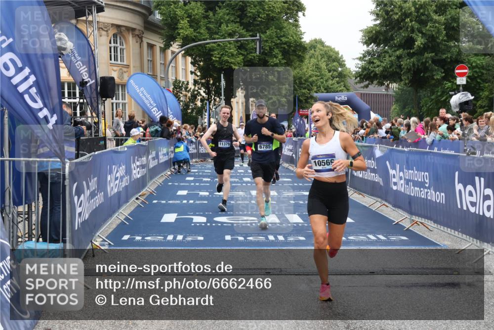 30.06.2024 - hella hamburg halbmarathon Lena Gebhardt http://msf.ph/oto/6662466 30.06.2024 10:37:56 Ziel 6785, 7698, 8976, 9247, 9381, 10569, 11379, 11773, 12091, 12153 meine-sportfotos.de