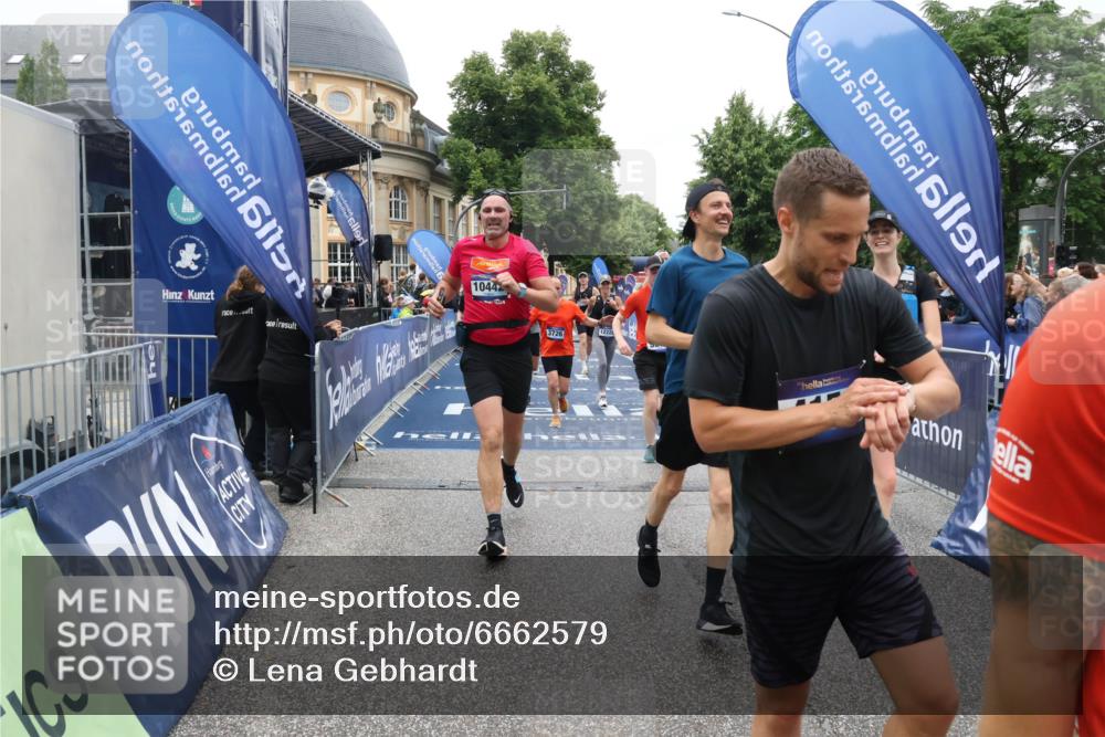 30.06.2024 - hella hamburg halbmarathon Lena Gebhardt http://msf.ph/oto/6662579 30.06.2024 11:08:25 Ziel 1125, 1696, 3130, 3401, 3726, 4152, 5853, 5981, 6336, 8696, 8967, 9103, 9251, 10442, 10824, 11673, 11934, 12228 meine-sportfotos.de