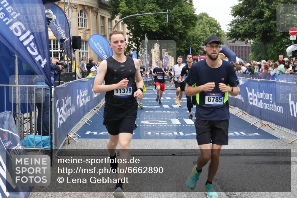 30.06.2024 - hella hamburg halbmarathon Lena Gebhardt http://msf.ph/oto/6662890 30.06.2024 10:37:58 Ziel 6785, 7698, 8976, 9247, 9381, 10569, 11379, 11694, 11773, 12091, 12153 meine-sportfotos.de