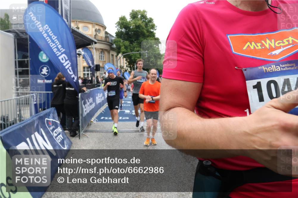 30.06.2024 - hella hamburg halbmarathon Lena Gebhardt http://msf.ph/oto/6662986 30.06.2024 11:08:27 Ziel 1125, 3130, 3401, 3726, 4152, 5302, 5981, 6336, 8967, 9103, 9251, 9468, 10442, 10824, 11934, 12228 meine-sportfotos.de