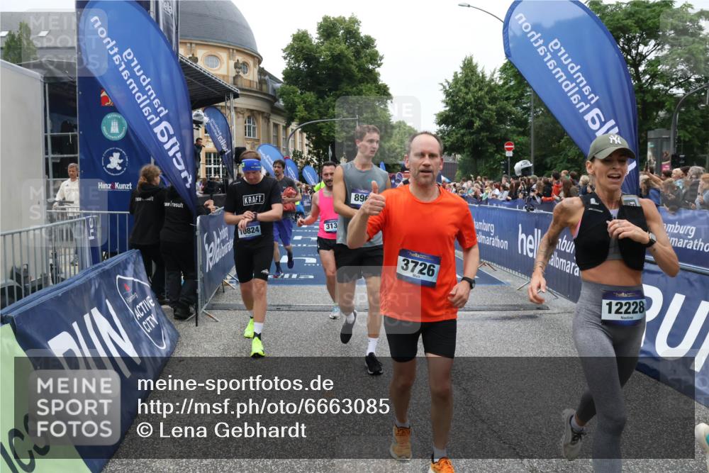 30.06.2024 - hella hamburg halbmarathon Lena Gebhardt http://msf.ph/oto/6663085 30.06.2024 11:08:28 Ziel 542, 1125, 3130, 3401, 3726, 5302, 5981, 6336, 8967, 9103, 9251, 9468, 10442, 10824, 11934, 12228 meine-sportfotos.de