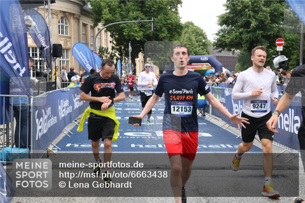 30.06.2024 - hella hamburg halbmarathon Lena Gebhardt http://msf.ph/oto/6663438 30.06.2024 10:38:01 Ziel 2001, 4547, 6785, 6826, 7698, 9247, 9381, 11096, 11366, 11379, 11444, 11694, 12091, 12153 meine-sportfotos.de