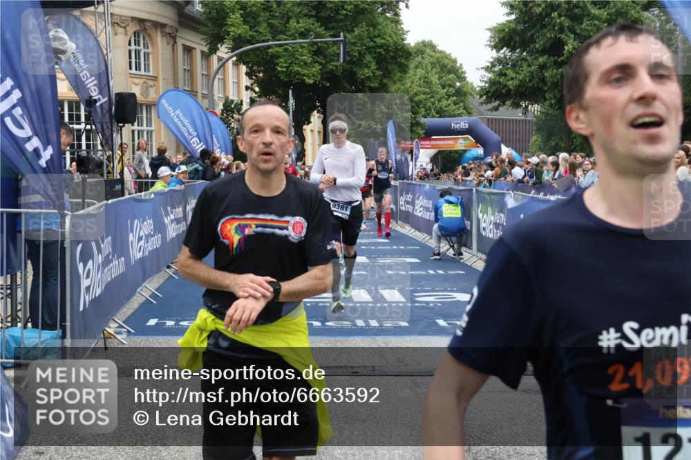 30.06.2024 - hella hamburg halbmarathon Lena Gebhardt http://msf.ph/oto/6663592 30.06.2024 10:38:02 Ziel 2001, 4547, 6785, 6826, 7698, 9247, 9381, 11096, 11366, 11379, 11444, 11694, 12091, 12153 meine-sportfotos.de