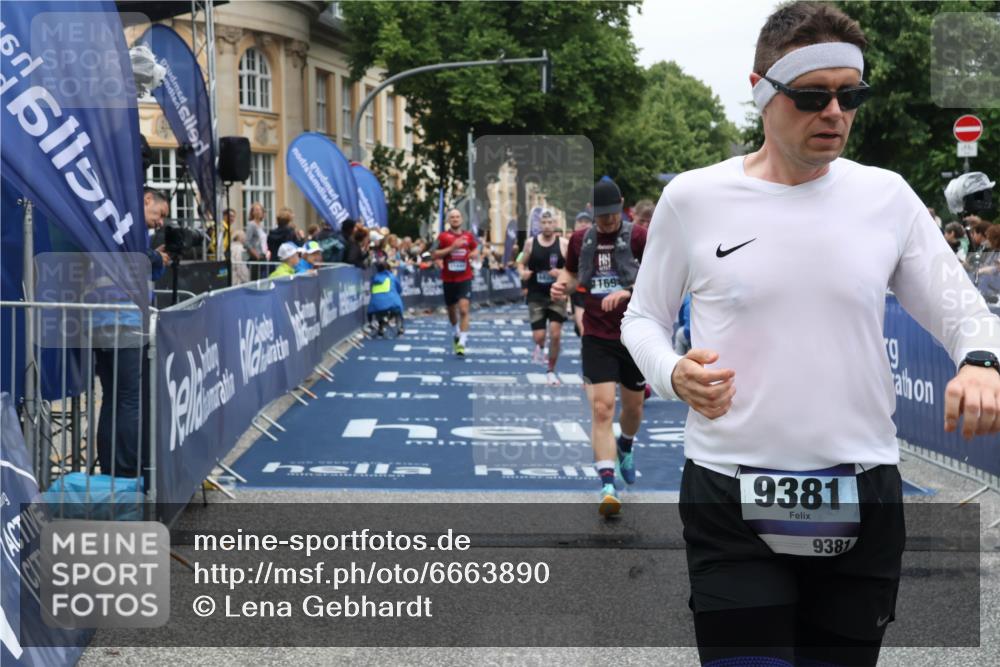 30.06.2024 - hella hamburg halbmarathon Lena Gebhardt http://msf.ph/oto/6663890 30.06.2024 10:38:04 Ziel 2001, 4547, 6826, 7698, 9247, 9381, 11096, 11366, 11444, 11694, 12091, 12153 meine-sportfotos.de