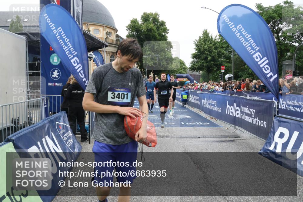 30.06.2024 - hella hamburg halbmarathon Lena Gebhardt http://msf.ph/oto/6663935 30.06.2024 11:08:33 Ziel 542, 3130, 3401, 5302, 5822, 9468, 10770, 11934 meine-sportfotos.de