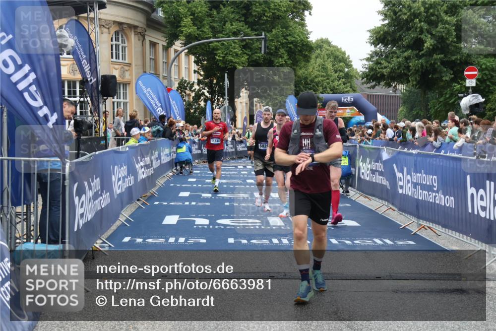 30.06.2024 - hella hamburg halbmarathon Lena Gebhardt http://msf.ph/oto/6663981 30.06.2024 10:38:05 Ziel 2001, 4547, 6826, 9247, 9381, 11061, 11096, 11366, 11444, 11694, 12091, 12153 meine-sportfotos.de
