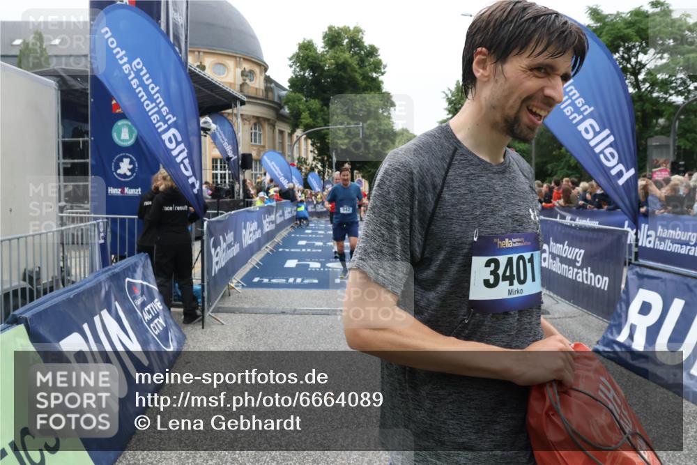 30.06.2024 - hella hamburg halbmarathon Lena Gebhardt http://msf.ph/oto/6664089 30.06.2024 11:08:34 Ziel 542, 3401, 5302, 5822, 9468, 10770 meine-sportfotos.de