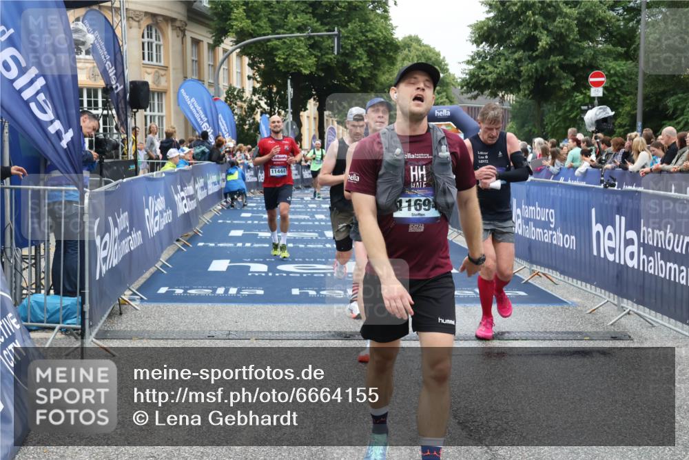 30.06.2024 - hella hamburg halbmarathon Lena Gebhardt http://msf.ph/oto/6664155 30.06.2024 10:38:06 Ziel 2001, 4547, 6826, 9381, 10485, 11061, 11096, 11366, 11444, 11694, 12091 meine-sportfotos.de