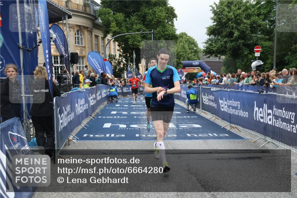 30.06.2024 - hella hamburg halbmarathon Lena Gebhardt http://msf.ph/oto/6664280 30.06.2024 10:42:30 Ziel 1544, 2254, 2275, 7321, 8072, 8789, 8802, 8836, 10122, 11004, 11023, 11111 meine-sportfotos.de