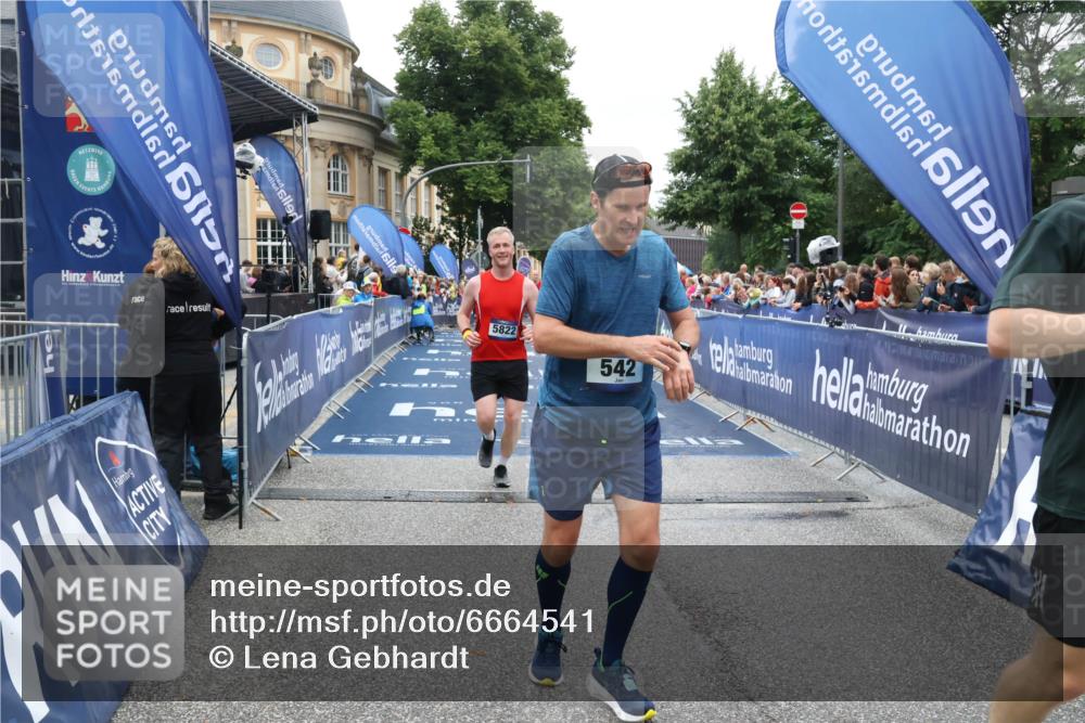 30.06.2024 - hella hamburg halbmarathon Lena Gebhardt http://msf.ph/oto/6664541 30.06.2024 11:08:36 Ziel 542, 900, 5302, 5822, 8427, 9465, 9468, 10770 meine-sportfotos.de