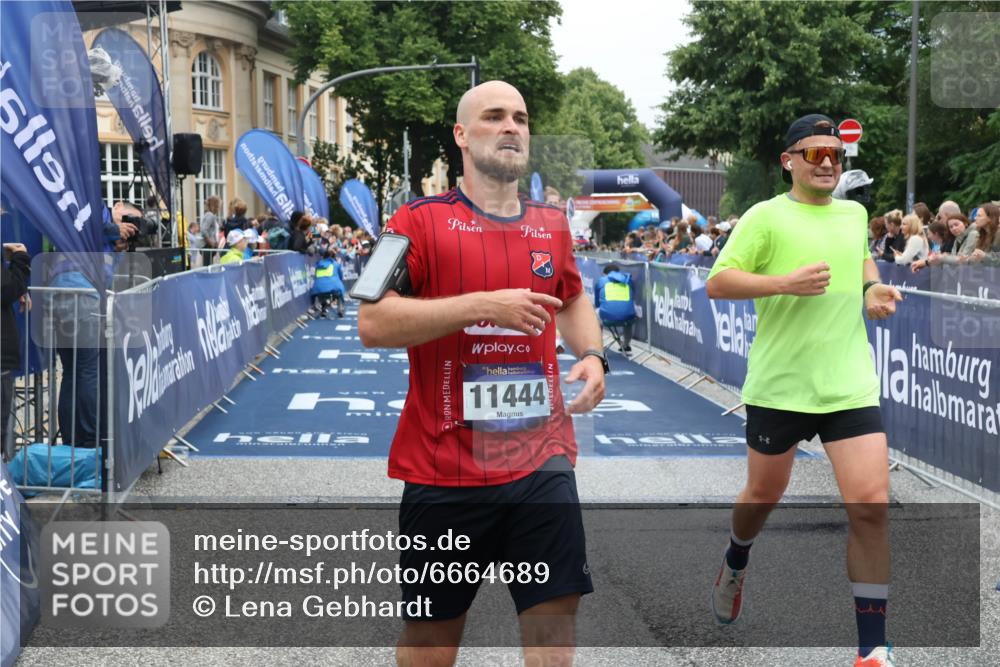 30.06.2024 - hella hamburg halbmarathon Lena Gebhardt http://msf.ph/oto/6664689 30.06.2024 10:38:09 Ziel 2001, 4452, 4547, 6826, 8482, 10485, 11061, 11096, 11366, 11444, 11694, 11895 meine-sportfotos.de
