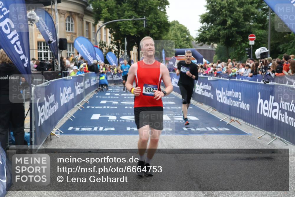 30.06.2024 - hella hamburg halbmarathon Lena Gebhardt http://msf.ph/oto/6664753 30.06.2024 11:08:37 Ziel 542, 900, 5302, 5822, 8427, 9465, 9468, 10770 meine-sportfotos.de