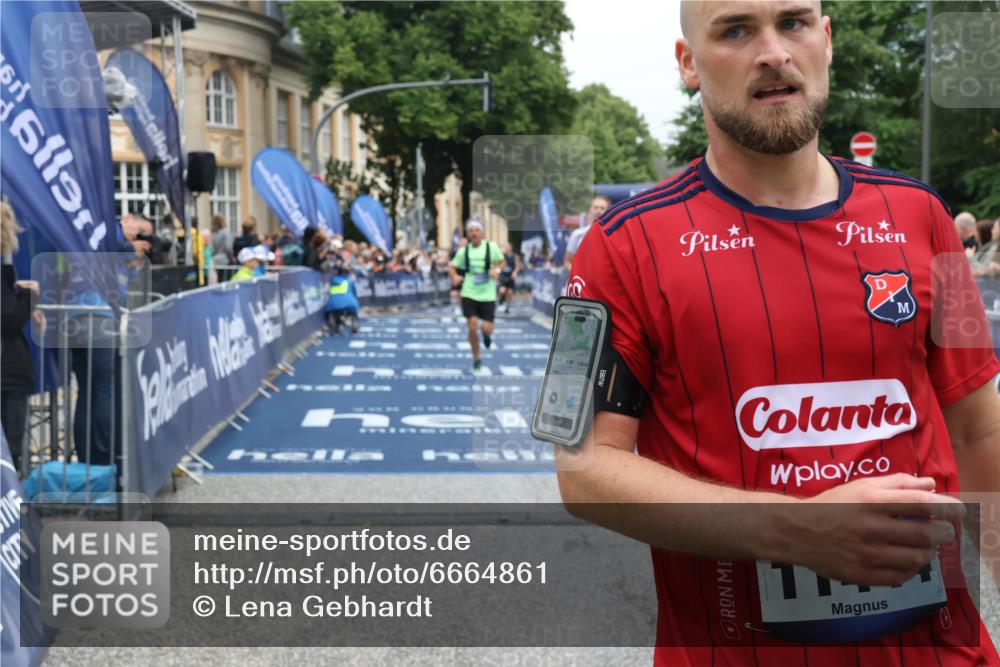 30.06.2024 - hella hamburg halbmarathon Lena Gebhardt http://msf.ph/oto/6664861 30.06.2024 10:38:10 Ziel 2001, 4452, 4547, 6826, 8482, 10485, 11061, 11096, 11366, 11444, 11895 meine-sportfotos.de