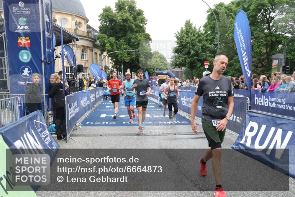 30.06.2024 - hella hamburg halbmarathon Lena Gebhardt http://msf.ph/oto/6664873 30.06.2024 10:42:34 Ziel 2254, 3431, 6912, 7321, 8072, 8789, 8836, 11004, 11023, 11111 meine-sportfotos.de