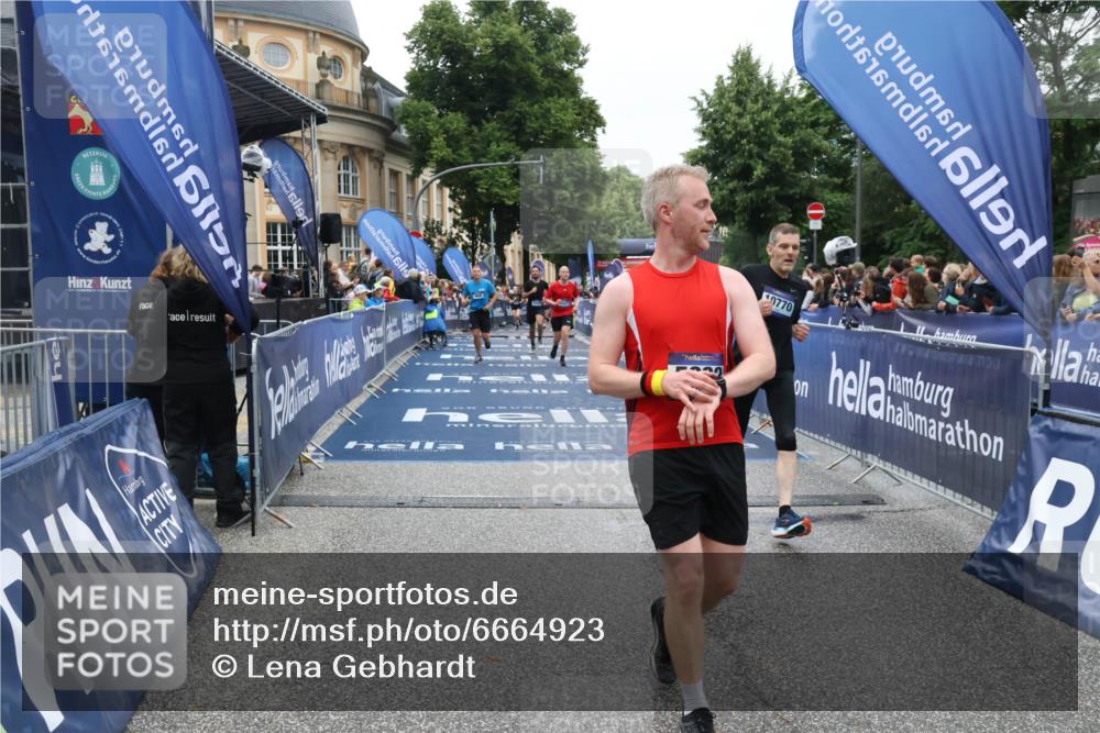 30.06.2024 - hella hamburg halbmarathon Lena Gebhardt http://msf.ph/oto/6664923 30.06.2024 11:08:38 Ziel 542, 900, 5302, 5822, 8427, 9465, 9468, 10770 meine-sportfotos.de
