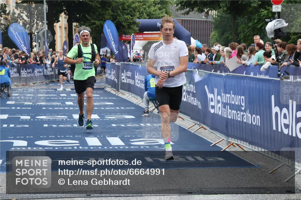 30.06.2024 - hella hamburg halbmarathon Lena Gebhardt http://msf.ph/oto/6664991 30.06.2024 10:38:11 Ziel 2001, 4452, 4547, 6826, 8482, 10485, 11061, 11096, 11366, 11444, 11895 meine-sportfotos.de
