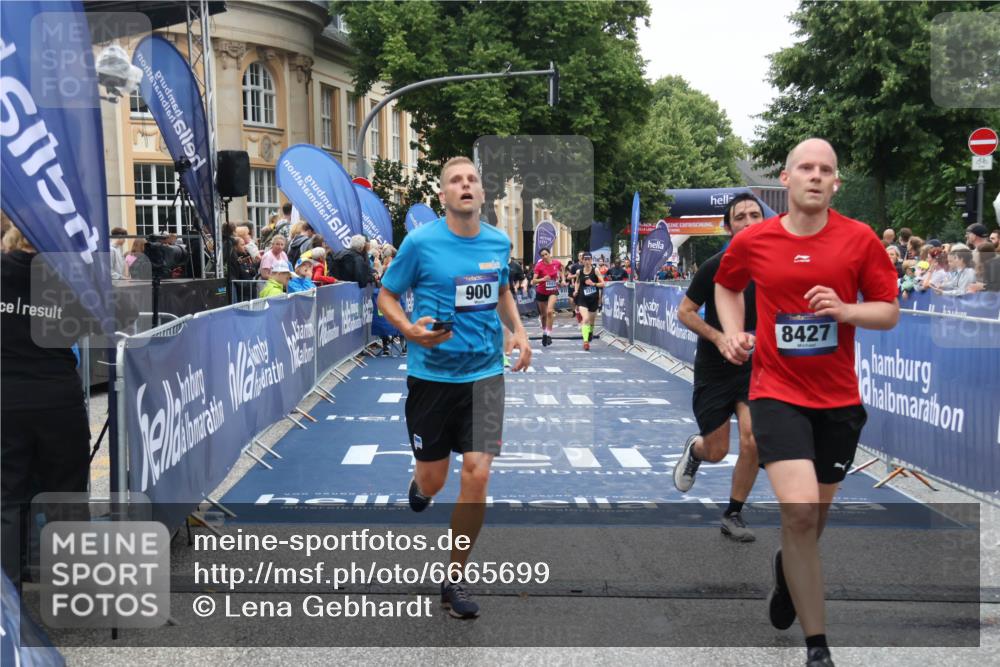 30.06.2024 - hella hamburg halbmarathon Lena Gebhardt http://msf.ph/oto/6665699 30.06.2024 11:08:42 Ziel 900, 3269, 3371, 8427, 9465, 10415, 10770, 13301, 13410 meine-sportfotos.de