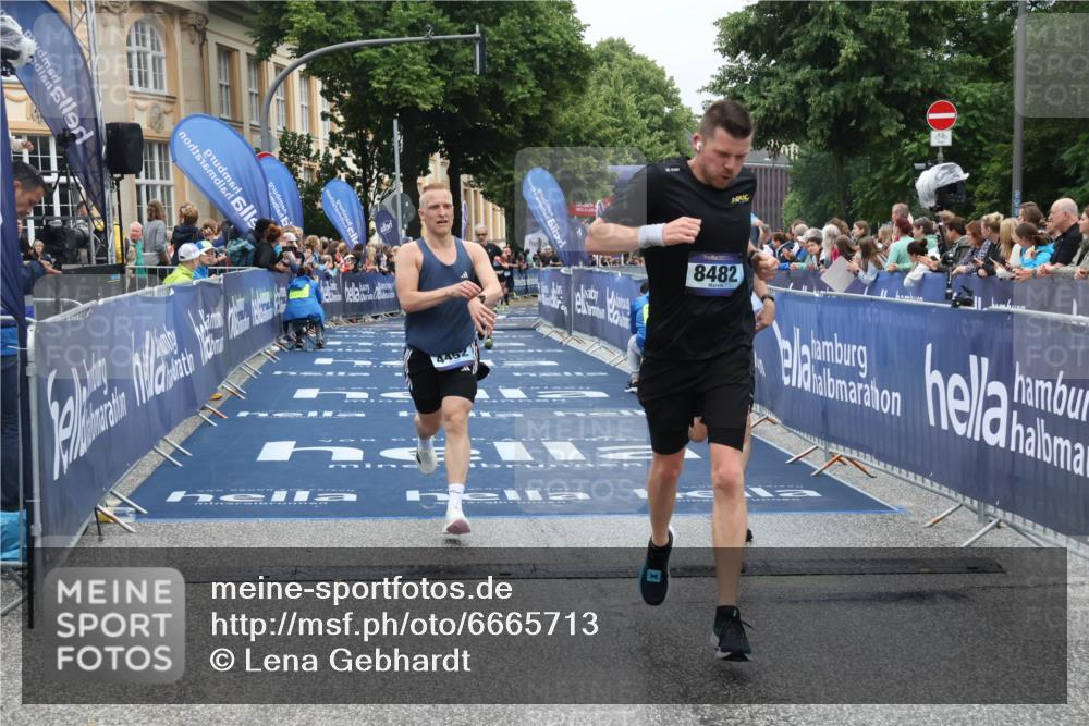 30.06.2024 - hella hamburg halbmarathon Lena Gebhardt http://msf.ph/oto/6665713 30.06.2024 10:38:16 Ziel 4452, 4894, 7954, 8482, 10485, 11061, 11895 meine-sportfotos.de
