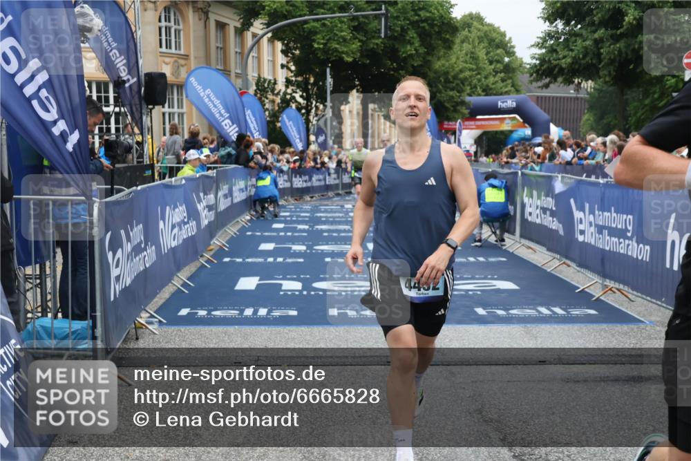 30.06.2024 - hella hamburg halbmarathon Lena Gebhardt http://msf.ph/oto/6665828 30.06.2024 10:38:17 Ziel 4452, 4894, 7954, 8482, 10485, 11061, 11895 meine-sportfotos.de