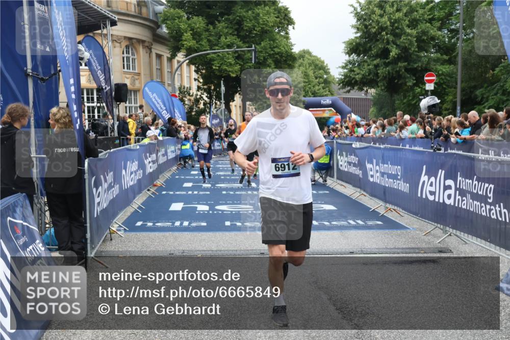 30.06.2024 - hella hamburg halbmarathon Lena Gebhardt http://msf.ph/oto/6665849 30.06.2024 10:42:39 Ziel 2165, 2254, 3431, 4256, 5879, 6331, 6912, 8789, 8836, 9973, 10376, 10990, 11023, 12271, 13087 meine-sportfotos.de
