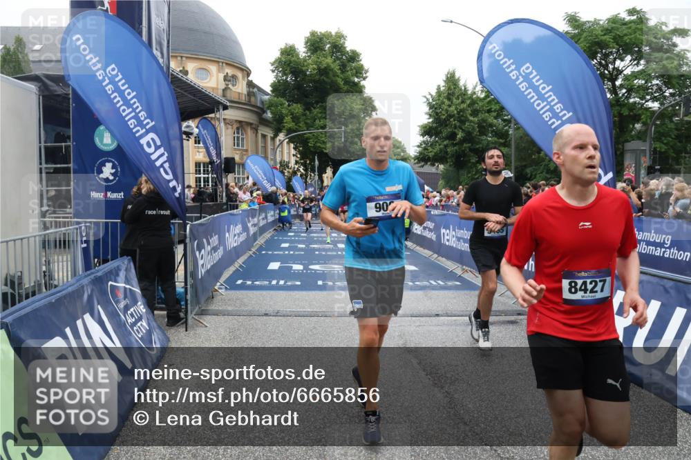 30.06.2024 - hella hamburg halbmarathon Lena Gebhardt http://msf.ph/oto/6665856 30.06.2024 11:08:43 Ziel 900, 3269, 3371, 8427, 9465, 10415, 10770, 13301, 13410 meine-sportfotos.de