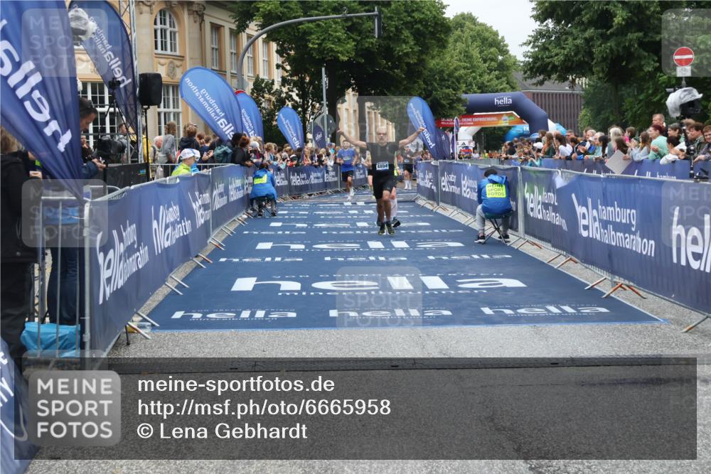 30.06.2024 - hella hamburg halbmarathon Lena Gebhardt http://msf.ph/oto/6665958 30.06.2024 10:38:18 Ziel 4452, 4894, 7954, 8482, 8565, 10178, 10485, 11895 meine-sportfotos.de