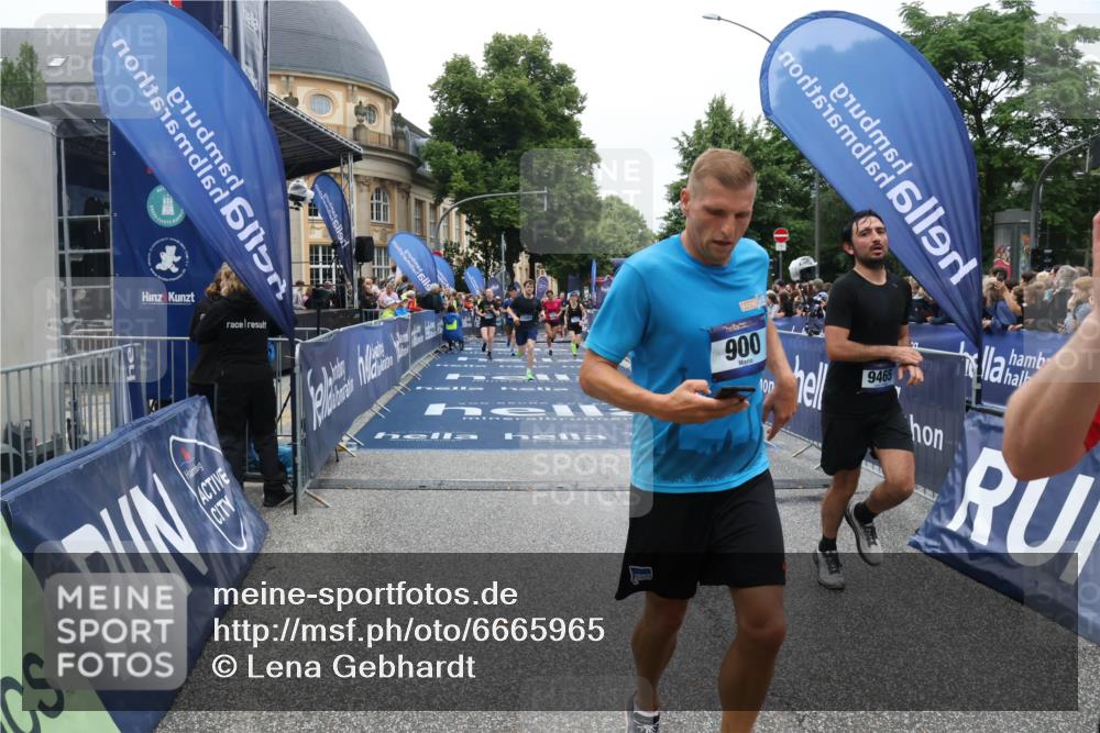 30.06.2024 - hella hamburg halbmarathon Lena Gebhardt http://msf.ph/oto/6665965 30.06.2024 11:08:44 Ziel 900, 3269, 3371, 8427, 9465, 10415, 11262, 13301, 13410 meine-sportfotos.de
