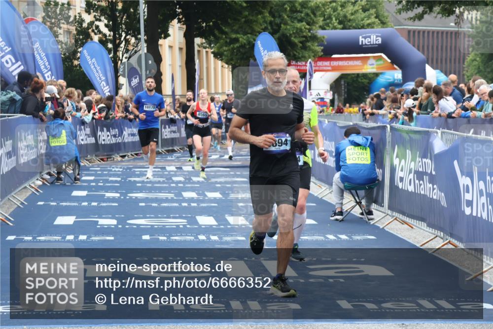 30.06.2024 - hella hamburg halbmarathon Lena Gebhardt http://msf.ph/oto/6666352 30.06.2024 10:38:20 Ziel 4452, 4894, 7954, 8482, 8565, 10178, 11895 meine-sportfotos.de