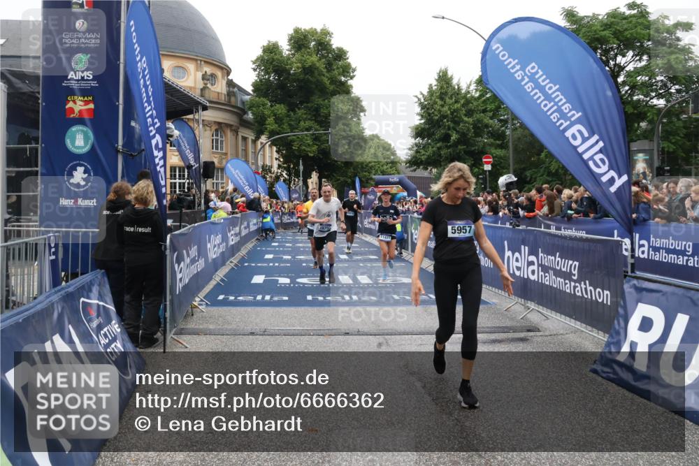 30.06.2024 - hella hamburg halbmarathon Lena Gebhardt http://msf.ph/oto/6666362 30.06.2024 11:09:10 Ziel 1918, 4574, 5957, 7488, 9864, 10390, 10916, 11421, 11923 meine-sportfotos.de