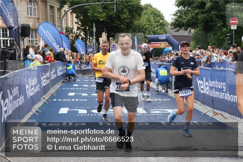 30.06.2024 - hella hamburg halbmarathon Lena Gebhardt http://msf.ph/oto/6666523 30.06.2024 11:09:11 Ziel 1918, 4574, 5957, 6091, 7488, 9277, 10390, 10916, 11421, 11923 meine-sportfotos.de