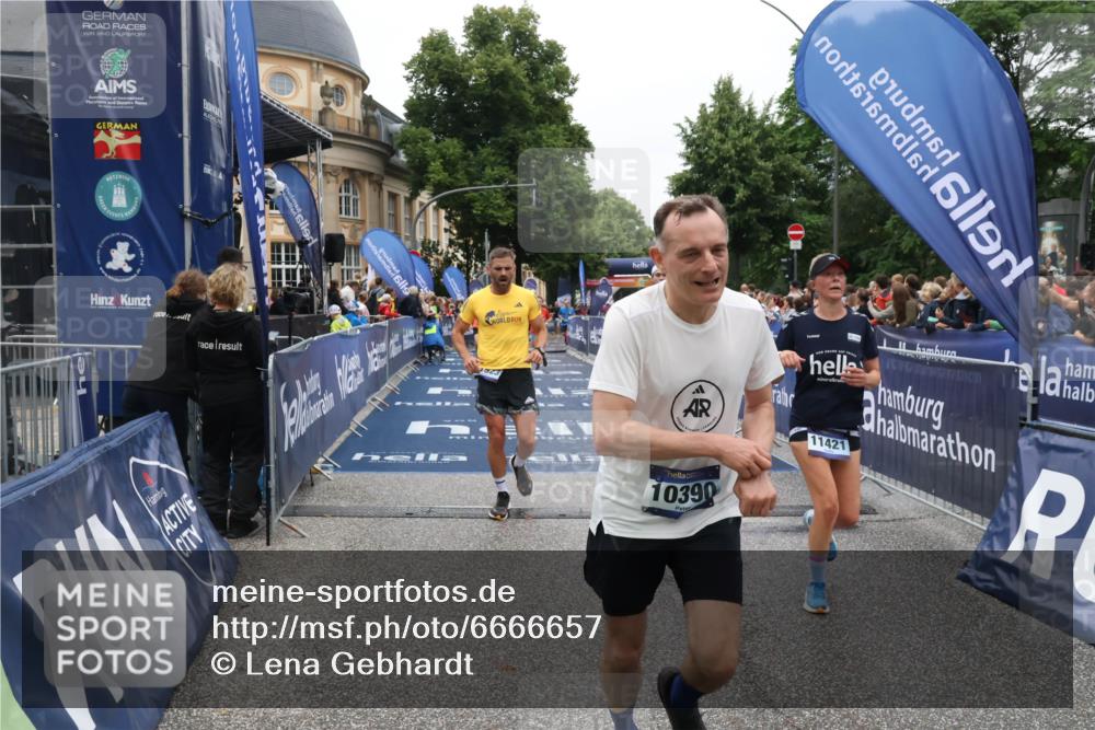 30.06.2024 - hella hamburg halbmarathon Lena Gebhardt http://msf.ph/oto/6666657 30.06.2024 11:09:12 Ziel 802, 1918, 4574, 5957, 6091, 7488, 9277, 10390, 10916, 11421, 11923 meine-sportfotos.de