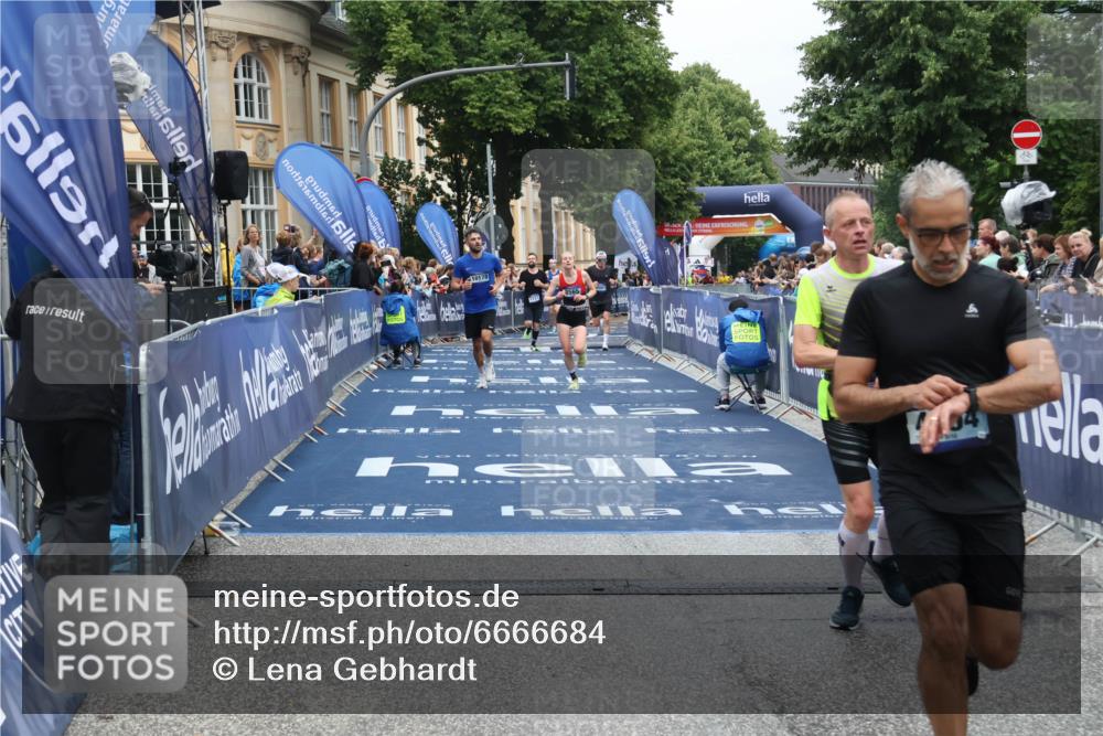 30.06.2024 - hella hamburg halbmarathon Lena Gebhardt http://msf.ph/oto/6666684 30.06.2024 10:38:22 Ziel 1727, 4894, 7954, 8565, 10067, 10178 meine-sportfotos.de