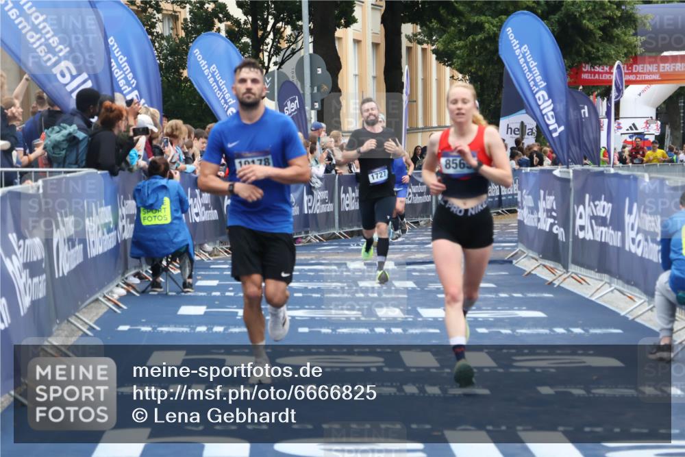 30.06.2024 - hella hamburg halbmarathon Lena Gebhardt http://msf.ph/oto/6666825 30.06.2024 10:38:23 Ziel 1727, 4894, 7954, 8565, 10067, 10178 meine-sportfotos.de