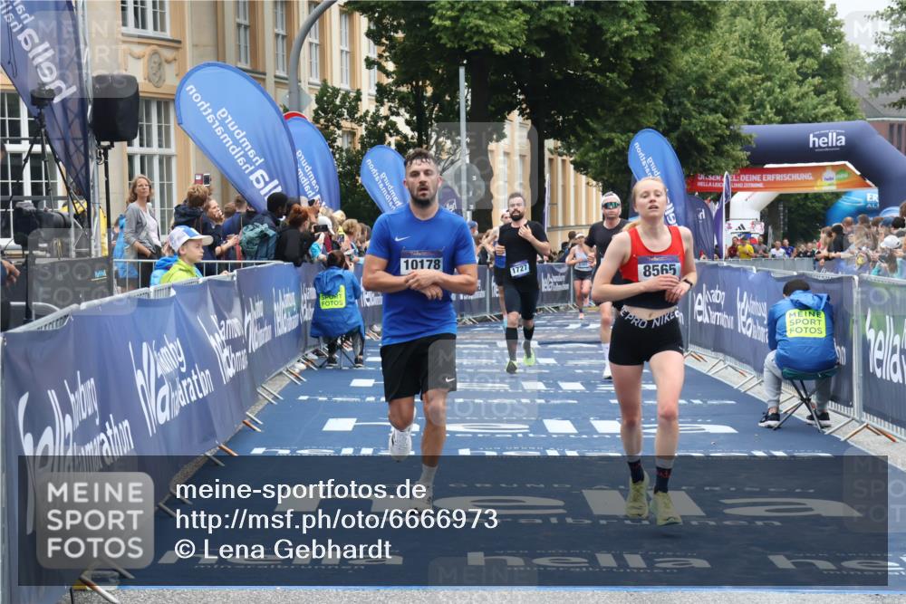 30.06.2024 - hella hamburg halbmarathon Lena Gebhardt http://msf.ph/oto/6666973 30.06.2024 10:38:24 Ziel 1727, 4894, 7954, 8565, 10067, 10178 meine-sportfotos.de