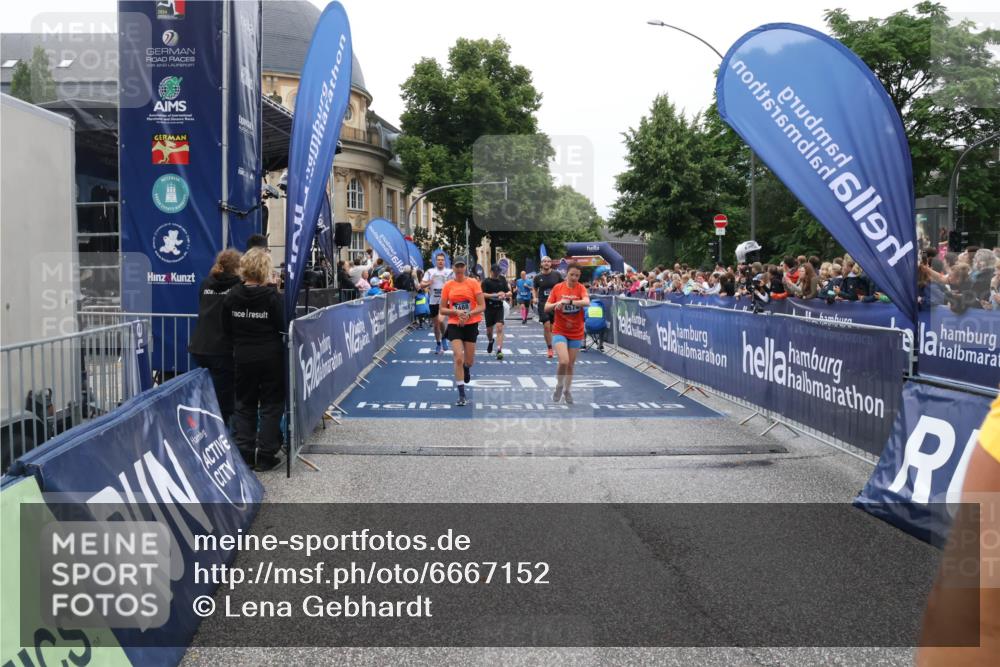 30.06.2024 - hella hamburg halbmarathon Lena Gebhardt http://msf.ph/oto/6667152 30.06.2024 11:09:16 Ziel 802, 4574, 5213, 6091, 7488, 7863, 9277, 10390, 10916, 11421, 11721, 11923 meine-sportfotos.de