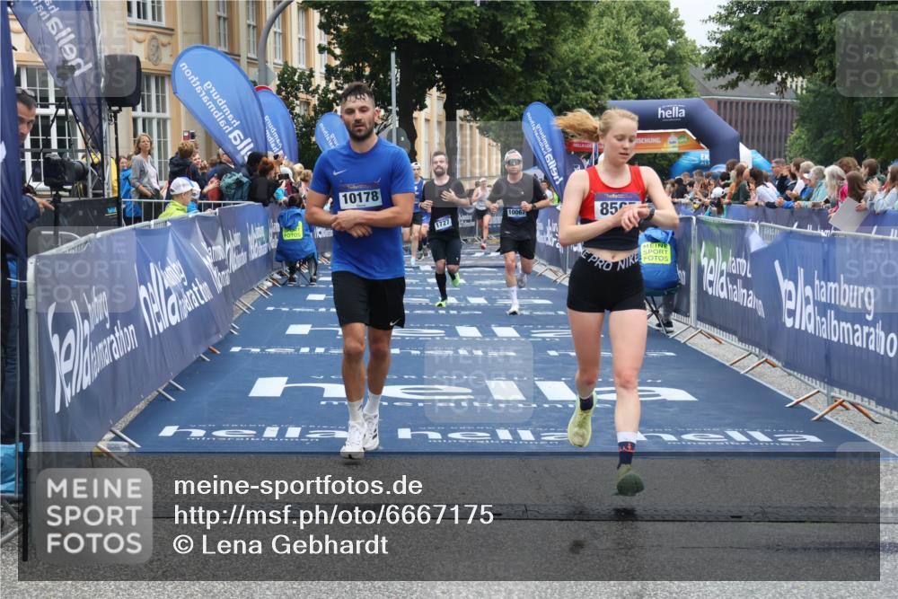 30.06.2024 - hella hamburg halbmarathon Lena Gebhardt http://msf.ph/oto/6667175 30.06.2024 10:38:25 Ziel 1727, 4894, 7954, 8565, 10067, 10178, 11857 meine-sportfotos.de
