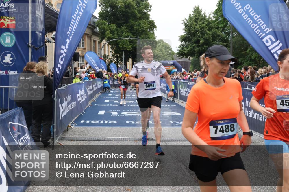 30.06.2024 - hella hamburg halbmarathon Lena Gebhardt http://msf.ph/oto/6667297 30.06.2024 11:09:18 Ziel 802, 983, 4574, 5213, 5360, 6091, 7488, 7863, 9277, 9328, 10916, 11721 meine-sportfotos.de