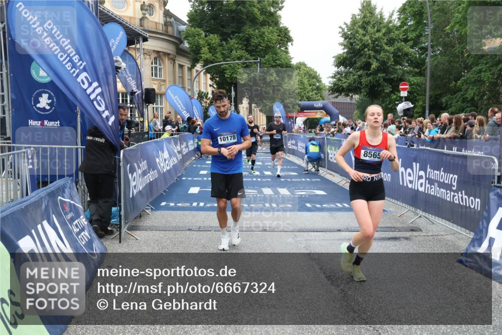 30.06.2024 - hella hamburg halbmarathon Lena Gebhardt http://msf.ph/oto/6667324 30.06.2024 10:38:26 Ziel 1727, 2022, 4894, 7954, 8565, 10067, 10178, 11857 meine-sportfotos.de