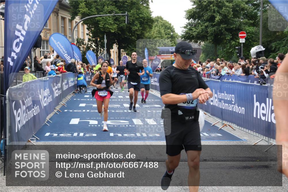 30.06.2024 - hella hamburg halbmarathon Lena Gebhardt http://msf.ph/oto/6667488 30.06.2024 11:09:19 Ziel 802, 983, 4574, 5213, 5360, 6091, 7488, 7863, 9277, 9328, 11721 meine-sportfotos.de