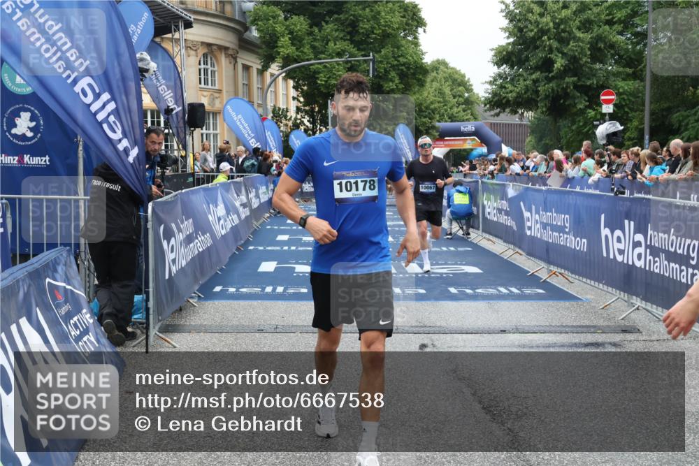 30.06.2024 - hella hamburg halbmarathon Lena Gebhardt http://msf.ph/oto/6667538 30.06.2024 10:38:27 Ziel 1727, 2022, 8565, 10067, 10178, 11857 meine-sportfotos.de