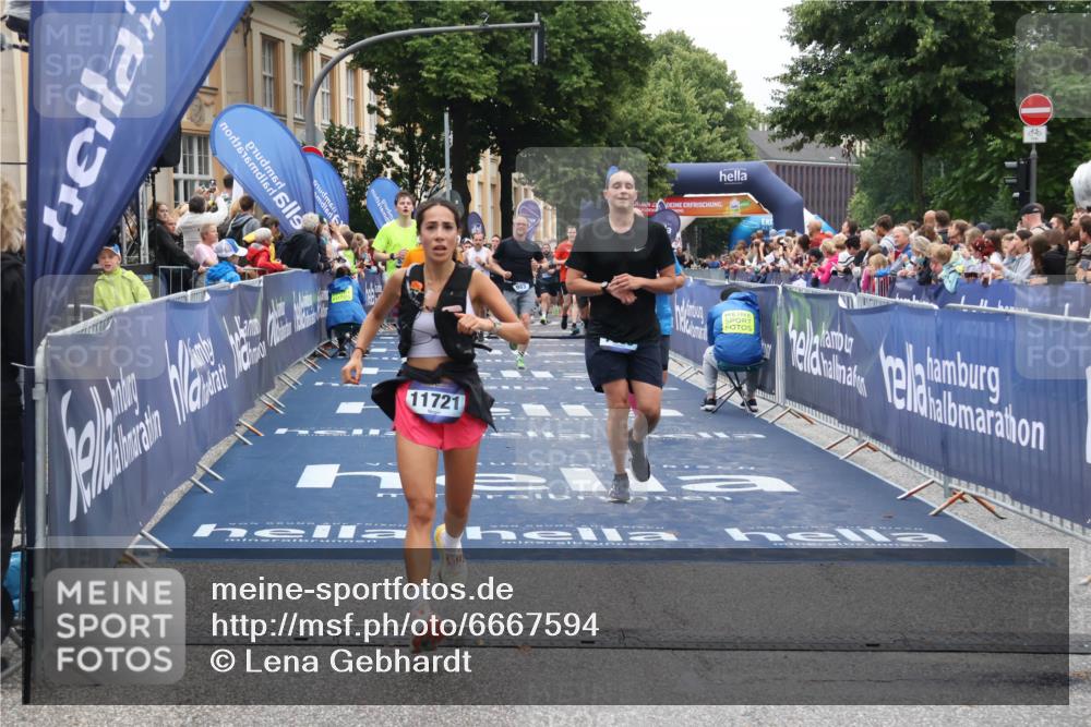 30.06.2024 - hella hamburg halbmarathon Lena Gebhardt http://msf.ph/oto/6667594 30.06.2024 11:09:20 Ziel 802, 983, 1097, 1527, 4574, 5213, 5360, 6091, 7140, 7488, 7863, 9277, 9328, 11721 meine-sportfotos.de