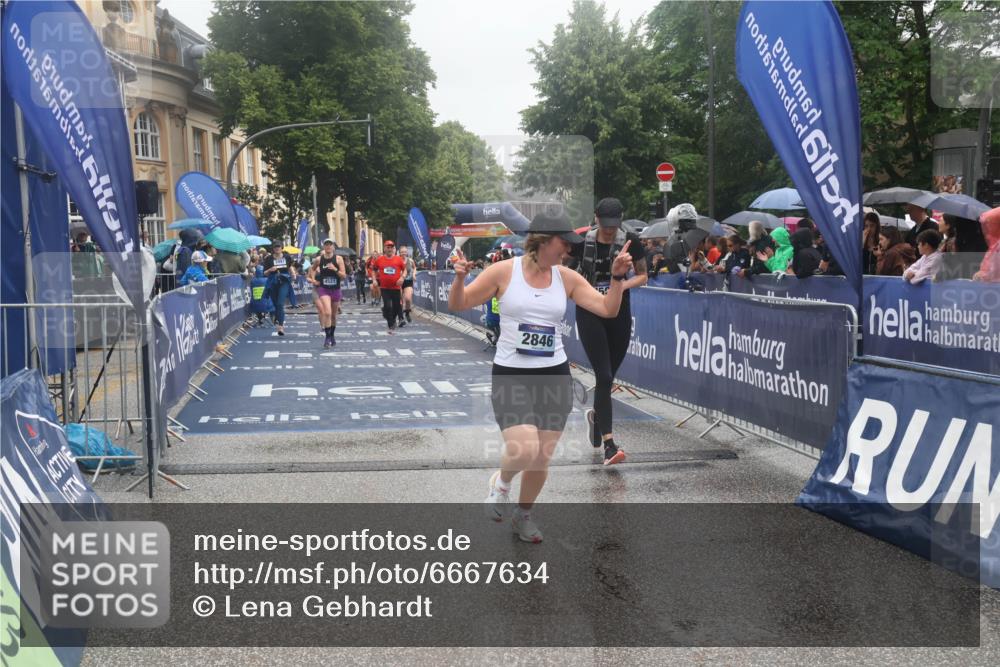 30.06.2024 - hella hamburg halbmarathon Lena Gebhardt http://msf.ph/oto/6667634 30.06.2024 12:21:14 Ziel 806, 2846, 2997, 4508, 4521, 6301, 6688, 8382, 8720, 11313 meine-sportfotos.de