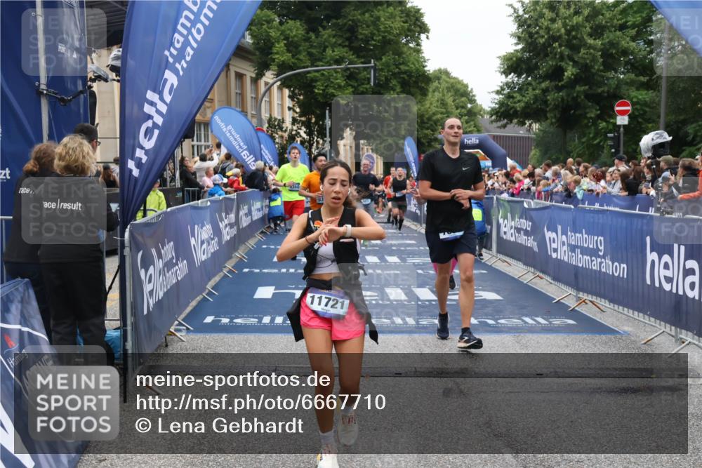 30.06.2024 - hella hamburg halbmarathon Lena Gebhardt http://msf.ph/oto/6667710 30.06.2024 11:09:21 Ziel 802, 983, 1097, 1527, 4574, 5213, 5360, 5477, 6091, 7140, 7488, 7863, 9035, 9277, 9328, 10681, 11721, 11771 meine-sportfotos.de
